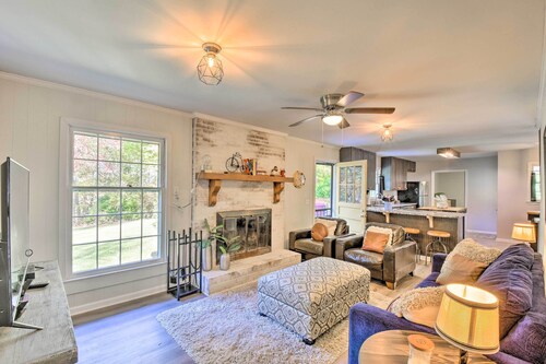 Mod 'Stable House' on 10 Acres, Walk to Lake!