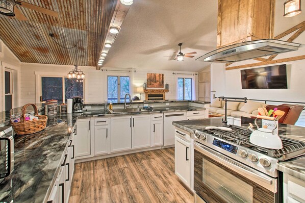 Kühlschrank, Mikrowelle, Herdplatte, Geschirrspüler