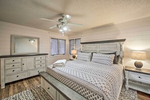 4 bedrooms, laptop workspace, iron/ironing board, travel cot - 15 Mi to Hot Springs Nat'l Park: Home w/ Fire Pit! (Hot Springs Village)