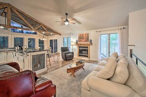 TV, fireplace, DVD player, books - 15 Mi to Hot Springs Nat'l Park: Home w/ Fire Pit! (Hot Springs Village)