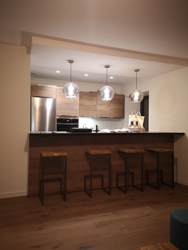 Een koelkast, een microgolfoven, een oven, een kookplaat