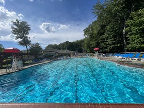 Innendørsbasseng og utendørsbasseng