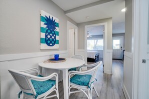 Dining - Steps to Beach - Seagrass Flats 1 by SeaBreeze Vacation (Bradenton Beach)