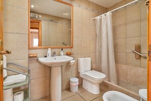 Bathtub, hair dryer, towels - Apartment 'Luxury Carabeo 2000 2-3' with Sea Views, Pool, Terrace & Wi-Fi (Nerja)