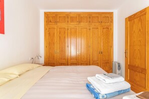 2 slaapkamers, een strijkplank/strijkijzer, gratis wifi, beddengoed