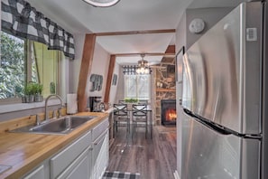 Réfrigérateur, micro-ondes, plaque de cuisson, cafetière/bouilloire