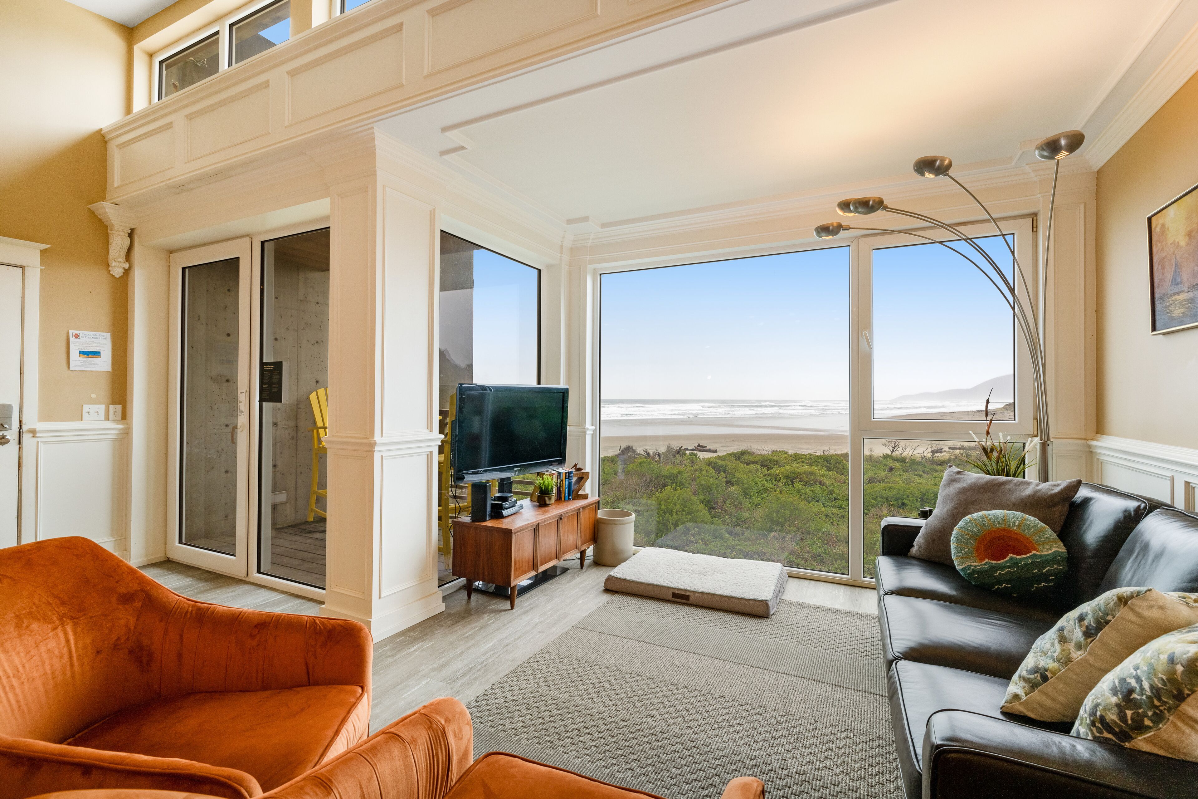 Oceanfront Dog-Friendly Condo with 2 Balconies & Incredible Beach Views