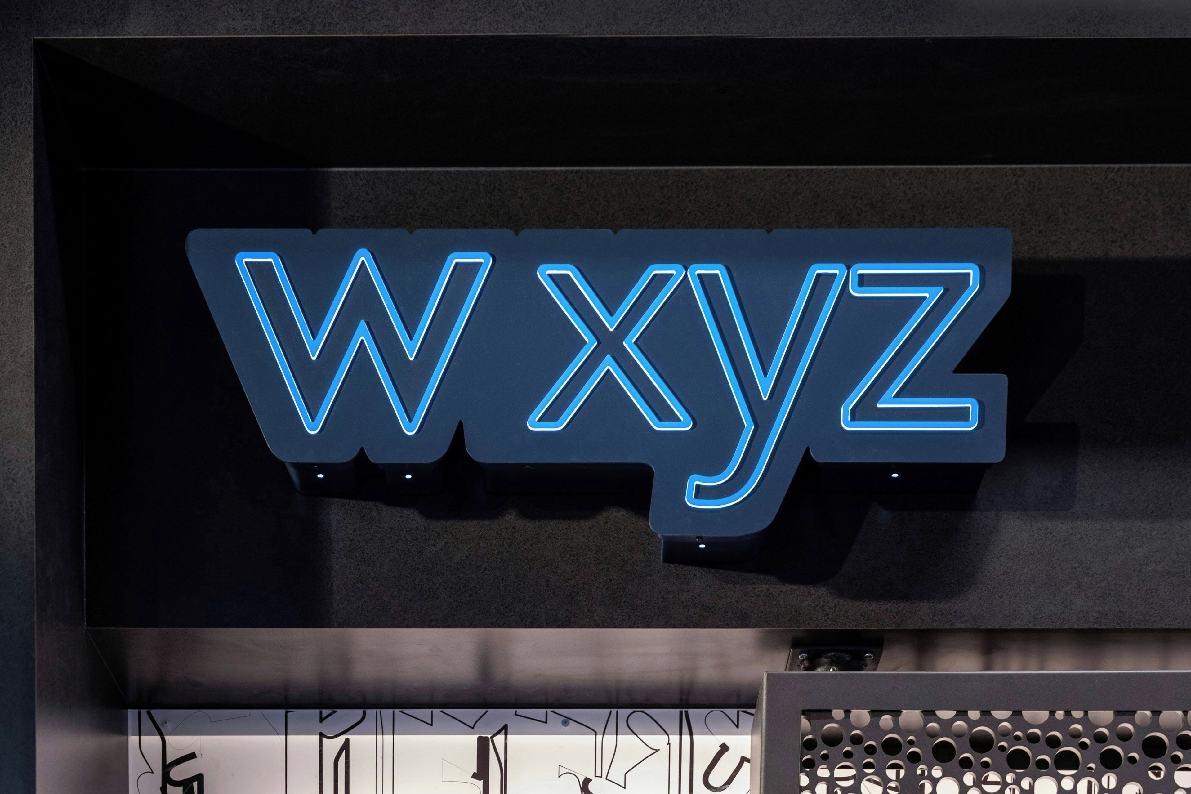 Een neonbord met de letters 'WXYZ' in een gestileerd lettertype.