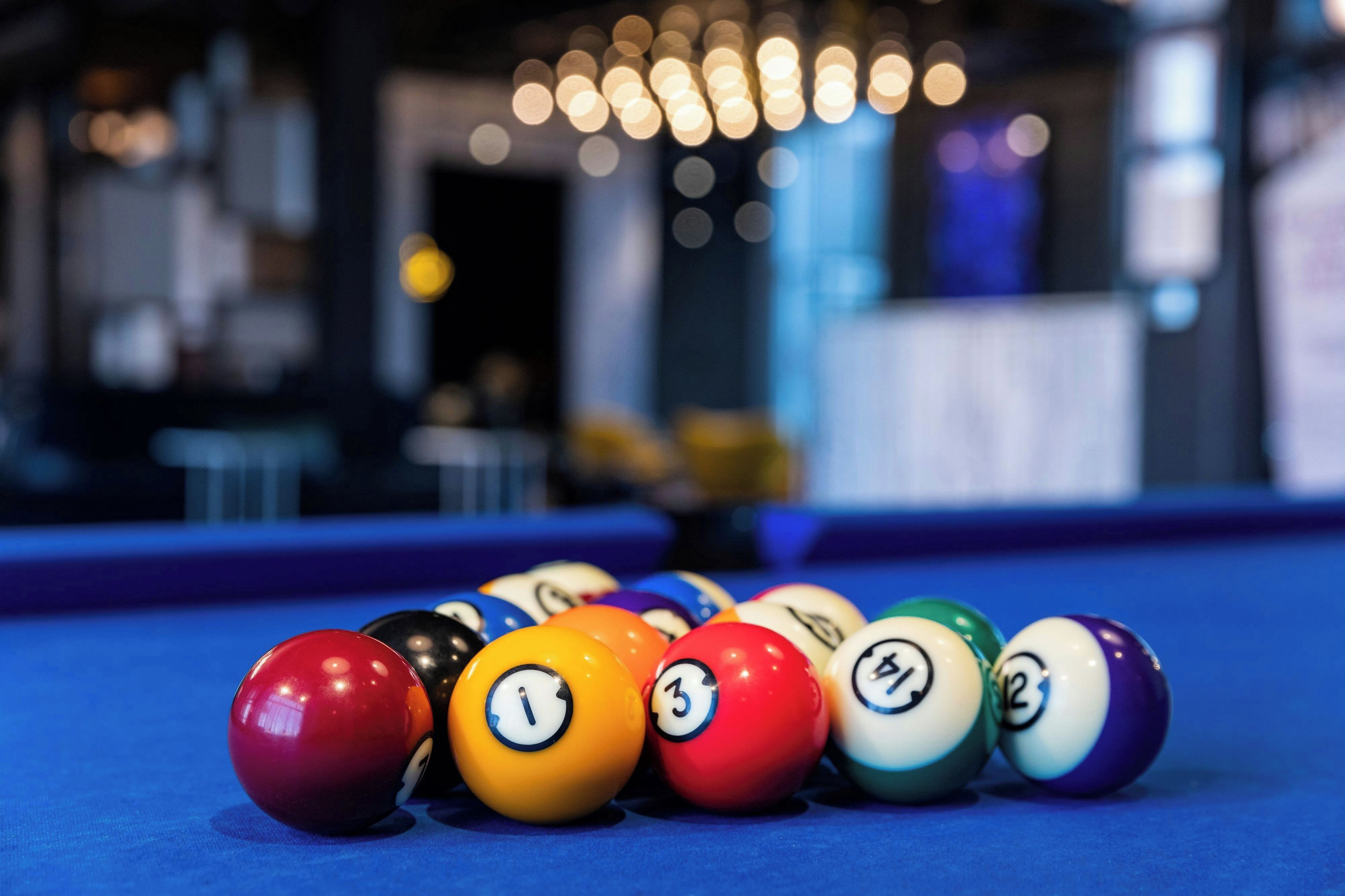 Une table de billard avec des billes numérotées alignées.