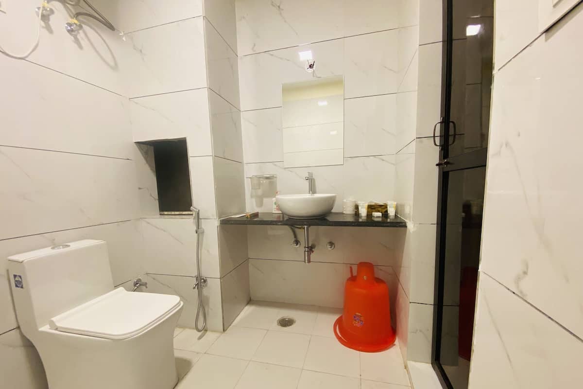 Shower, rainfall showerhead, free toiletries, towels
