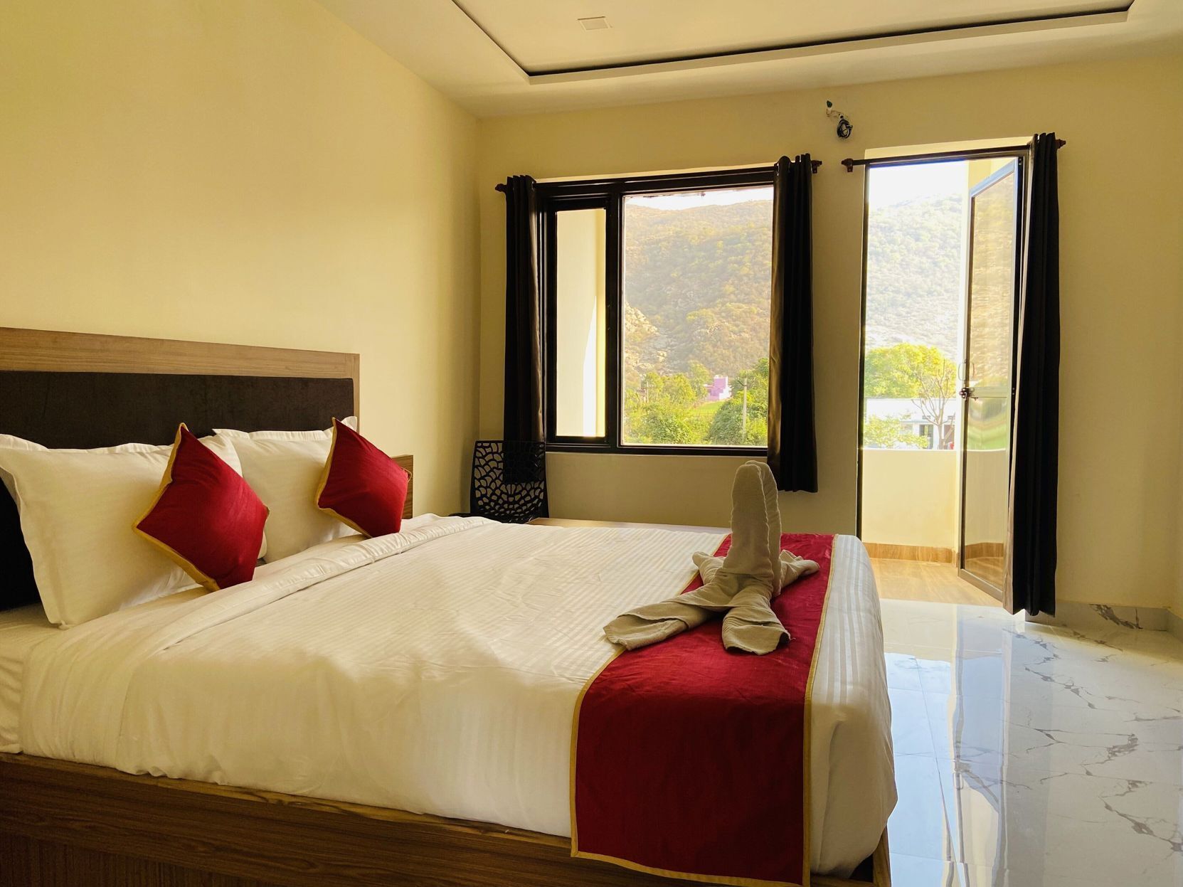 Down duvets, memory-foam beds, laptop workspace, free WiFi
