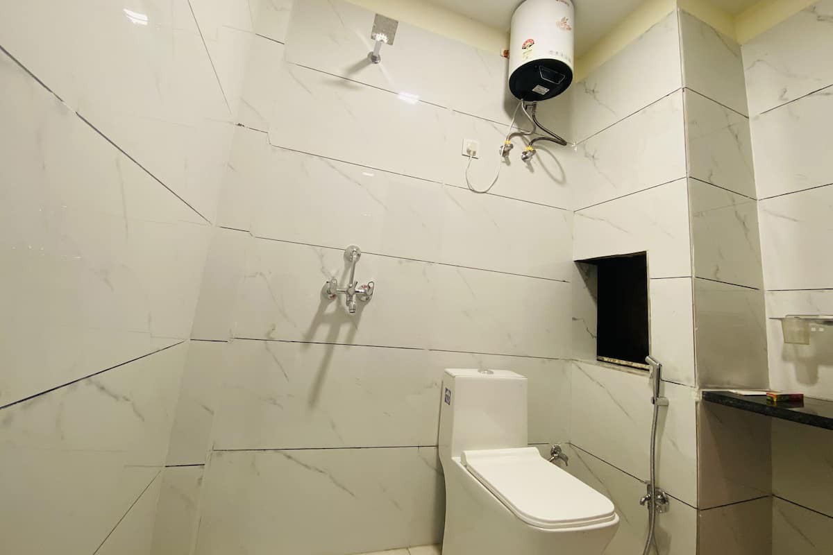Shower, rainfall showerhead, free toiletries, towels