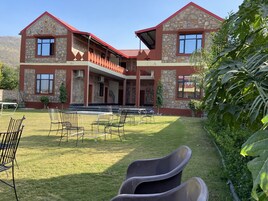 32-inch LCD TV with cable channels, TV