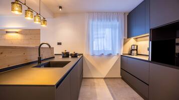 Refrigerador, microondas, placa de cocina, lavavajillas