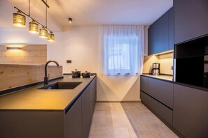 Kühlschrank, Mikrowelle, Herdplatte, Geschirrspüler
