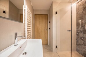 Dusche, Haartrockner, Handtücher