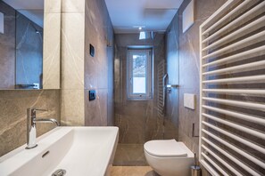 Een douche, gratis toiletartikelen, een haardroger, handdoeken