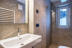 Dusche, kostenlose Toilettenartikel, Haartrockner, Handtücher