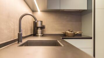 Refrigerador, microondas, placa de cocina, lavavajillas