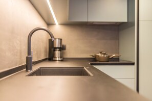 Geladeira, micro-ondas, cooktop, lava-louças