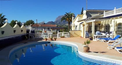 "Villa de vacances Albir - Alfaz del Pi" avec vue montagne, piscine, climatisation et Wi-Fi.