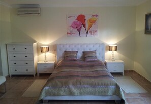 4 makuuhuonetta, silitysrauta/-lauta, ilmainen Wi-Fi, vuodevaatteet