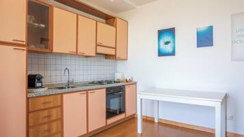Fridge, oven, stovetop, coffee/tea maker