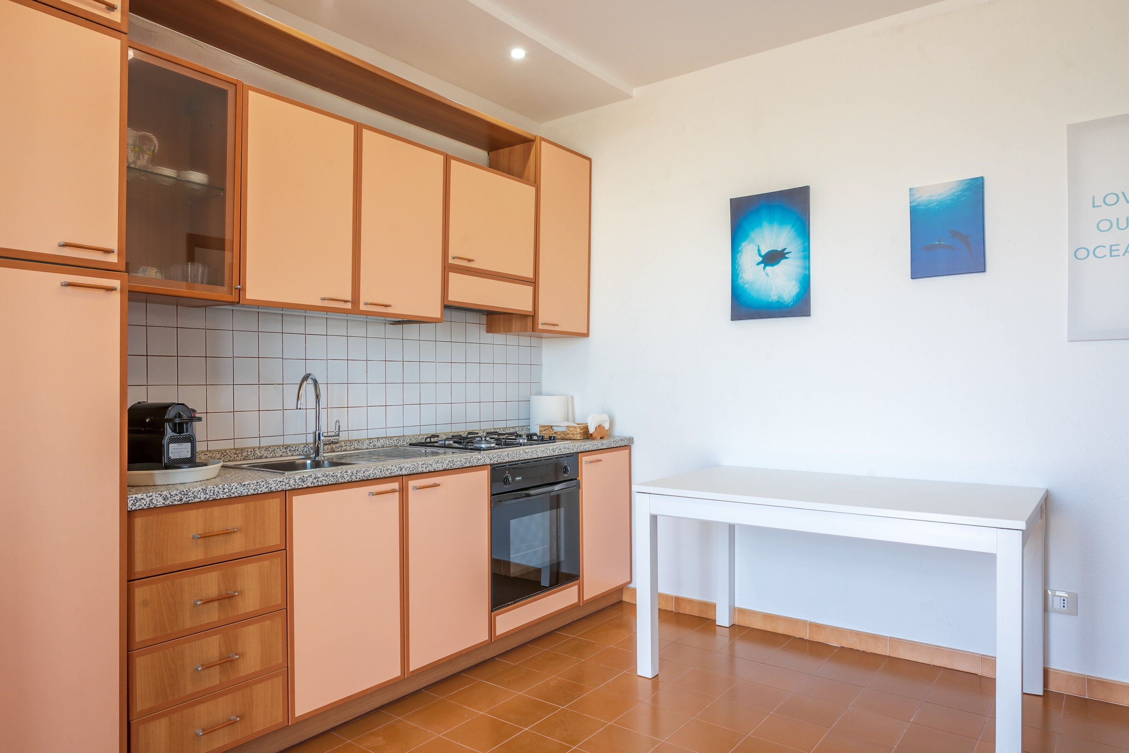 Réfrigérateur, four, plaque de cuisson, cafetière/bouilloire