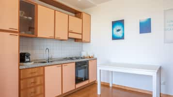 Réfrigérateur, four, plaque de cuisson, cafetiÚre/bouilloire