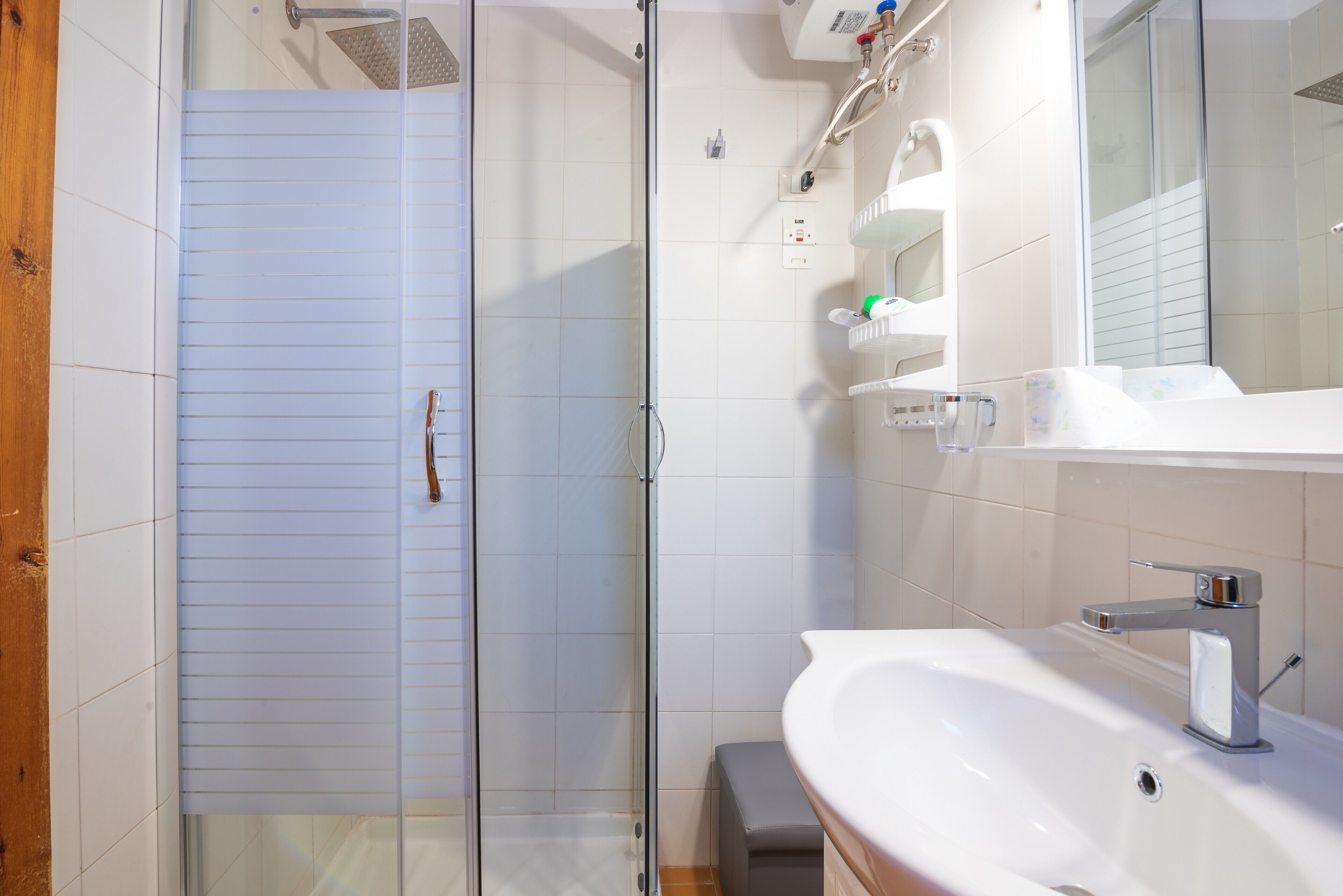Dusche, kostenlose Toilettenartikel, Haartrockner, Handtücher