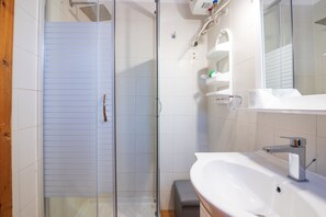 Een douche, gratis toiletartikelen, een haardroger, handdoeken