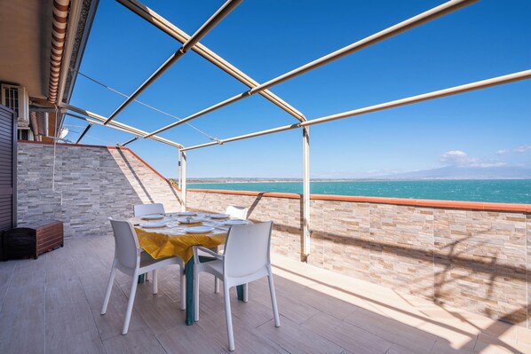 Outdoor dining - Apartment "La terrazza sul Mare" with Sea View, Terrace & A/C (Costa Saracena - Castelluccio SR)