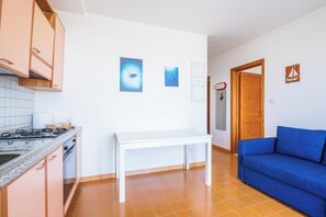 Fridge, oven, stovetop, coffee/tea maker - Apartment "La terrazza sul Mare" with Sea View, Terrace & A/C (Costa Saracena - Castelluccio SR)