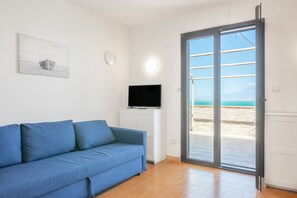 TV - Apartment "La terrazza sul Mare" with Sea View, Terrace & A/C (Costa Saracena - Castelluccio SR)