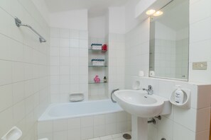 Badkar, hårtork och handdukar