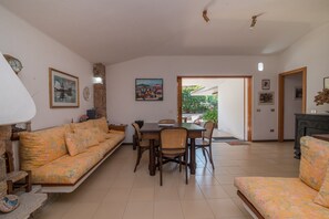 TV, fireplace - Villa 'Du Soleil' with Private Terrace, Private Garden and Wi-Fi (Portobello)