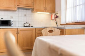 Kühlschrank, Mikrowelle, Herdplatte, Geschirrspüler