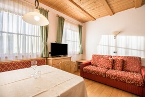 Living area - Apartment 'Lisüra Boè' with Mountain View and Wi-Fi (Corvara)