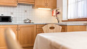 Kjøleskap, mikrobølgeovn, kokeplater og oppvaskmaskin