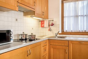 Kühlschrank, Mikrowelle, Herdplatte, Geschirrspüler