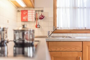 Kühlschrank, Mikrowelle, Herdplatte, Geschirrspüler