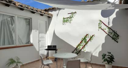 Casa Rural de Cuatro Estrellas, moderna, alegre y divertida. Con garaje privado.