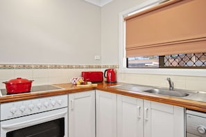Frigorifero, microonde, forno, piano cottura