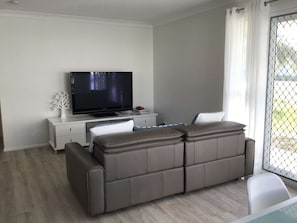 TV, tavolo da ping pong