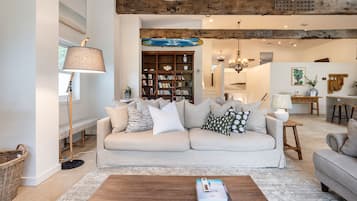 Smart TV, chimenea y estéreo