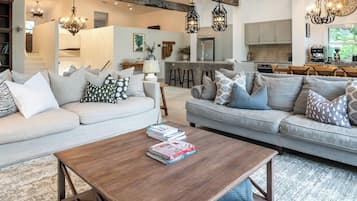 Smart-TV, Kamin, Stereoanlage