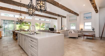 Chateau Rouge - Provincial Home Red Hill