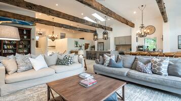 TV connectée, cheminée, chaßne hi-fi