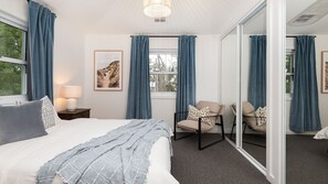 4 chambres, fer et planche à repasser, lit de bébé portatif