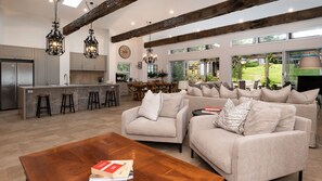 TV connectée, cheminée, chaîne hi-fi